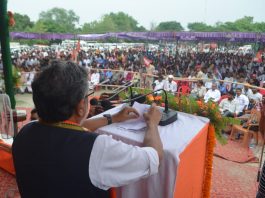 महाराजगंज में दिव्यांग रथ वितरण सांसदों के लिए नजीर बनेगा सारण जिले के जलालपुर में आयोजित दिव्यांग रथ वितरण समारोह में उप मुख्यमंत्री सुशील कुमार मोदी।