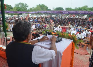 महाराजगंज में दिव्यांग रथ वितरण सांसदों के लिए नजीर बनेगा सारण जिले के जलालपुर में आयोजित दिव्यांग रथ वितरण समारोह में उप मुख्यमंत्री सुशील कुमार मोदी।