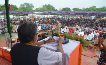 महाराजगंज में दिव्यांग रथ वितरण सांसदों के लिए नजीर बनेगा सारण जिले के जलालपुर में आयोजित दिव्यांग रथ वितरण समारोह में उप मुख्यमंत्री सुशील कुमार मोदी।