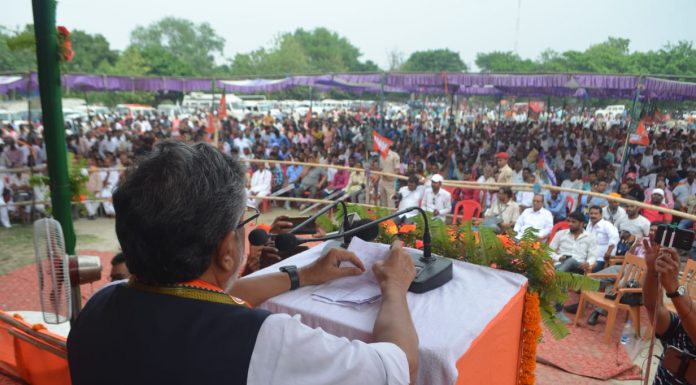 महाराजगंज में दिव्यांग रथ वितरण सांसदों के लिए नजीर बनेगा सारण जिले के जलालपुर में आयोजित दिव्यांग रथ वितरण समारोह में उप मुख्यमंत्री सुशील कुमार मोदी।