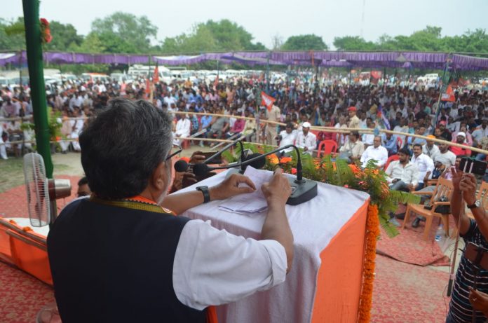 सारण जिले के जलालपुर में आयोजित दिव्यांग रथ वितरण समारोह में उप मुख्यमंत्री सुशील कुमार मोदी।