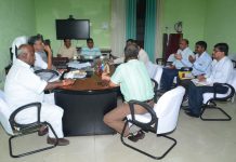 बिहार में 15 दिनों के अंदर डेढ़ करोड़ पौधे लगाये जाएंगे कला-संस्कृति विभाग के मंत्री प्रमोद कुमार व अधिकारियों के साथ 21 जून को 5 वां अंतरराष्ट्रीय योग दिवस के आयोजन की समीक्षा बैठक करते उपमुख्यमंत्री सुशील कुमार मोदी।