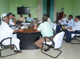 बिहार में 15 दिनों के अंदर डेढ़ करोड़ पौधे लगाये जाएंगे कला-संस्कृति विभाग के मंत्री प्रमोद कुमार व अधिकारियों के साथ 21 जून को 5 वां अंतरराष्ट्रीय योग दिवस के आयोजन की समीक्षा बैठक करते उपमुख्यमंत्री सुशील कुमार मोदी।