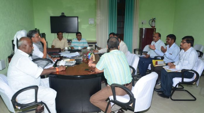 बिहार में 15 दिनों के अंदर डेढ़ करोड़ पौधे लगाये जाएंगे कला-संस्कृति विभाग के मंत्री प्रमोद कुमार व अधिकारियों के साथ 21 जून को 5 वां अंतरराष्ट्रीय योग दिवस के आयोजन की समीक्षा बैठक करते उपमुख्यमंत्री सुशील कुमार मोदी।