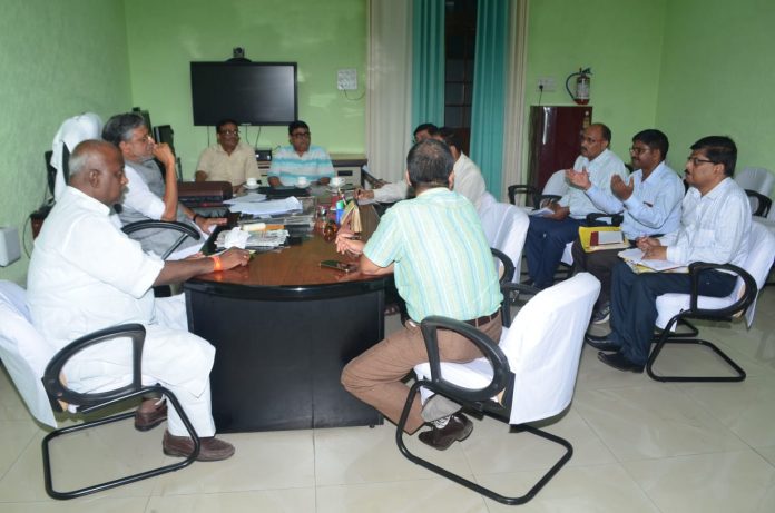 कला-संस्कृति विभाग के मंत्री प्रमोद कुमार व अधिकारियों के साथ 21 जून को 5 वां अंतरराष्ट्रीय योग दिवस के आयोजन की समीक्षा बैठक करते उपमुख्यमंत्री सुशील कुमार मोदी।