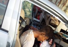 मुजफ्फरपुर के सरैया में ट्रक से टकराई कार, 3 की मौत कार में फंसे शवों को लोगों ने निकाला