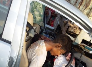 मुजफ्फरपुर के सरैया में ट्रक से टकराई कार, 3 की मौत कार में फंसे शवों को लोगों ने निकाला