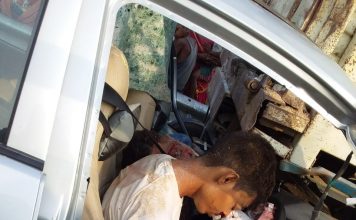 मुजफ्फरपुर के सरैया में ट्रक से टकराई कार, 3 की मौत कार में फंसे शवों को लोगों ने निकाला