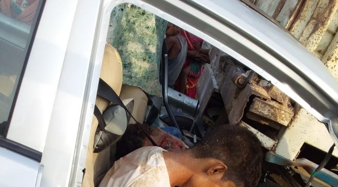 मुजफ्फरपुर के सरैया में ट्रक से टकराई कार, 3 की मौत कार में फंसे शवों को लोगों ने निकाला