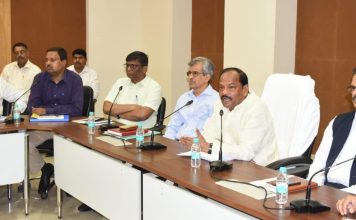 झारखंड में बिजली संकट पर सीएम रघुवर दास ने की बैठक मुख्यमंत्री ने आज झारखंड मंत्रालय में ऊर्जा विभाग (ट्रांसमिशन लाइन) की परियोजनाओं की कार्य प्रगति पर उच्चस्तरीय समीक्षा बैठक की