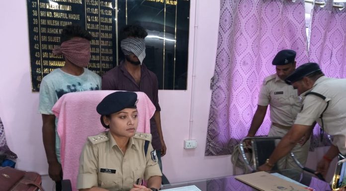मोकामा में पुलिस को मिली बड़ी कामयाबी, 2 वाहन लुटेरे गिरफ्तार वाहन लुटेरा गिरोह के दो सदस्यों के पकड़े जाने और बरामदगी की जानकारी देतीं ASP लिपि सिंह