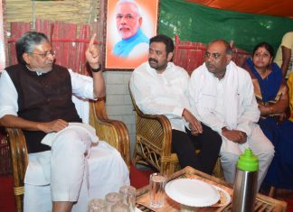 बिहार के 5 शहरों में वायु गुणवत्ता जांच केंद्र खोले जायेंगेः सुमो पिछले दिनों विधान पार्षद श्री संतोष सिंह की पत्नी का असामयिक निधन हो गया था, उनके घर बघिनि जिला कैमूर जाकर उपख्यमंत्री ने श्री संतोष सिंह एवं उनके परिजनो से मुलाकात की