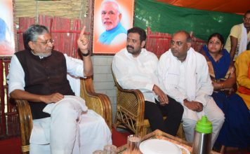 बिहार के 5 शहरों में वायु गुणवत्ता जांच केंद्र खोले जायेंगेः सुमो पिछले दिनों विधान पार्षद श्री संतोष सिंह की पत्नी का असामयिक निधन हो गया था, उनके घर बघिनि जिला कैमूर जाकर उपख्यमंत्री ने श्री संतोष सिंह एवं उनके परिजनो से मुलाकात की