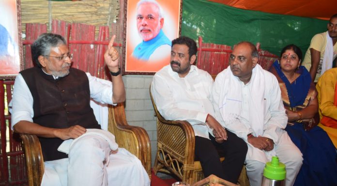 बिहार के 5 शहरों में वायु गुणवत्ता जांच केंद्र खोले जायेंगेः सुमो पिछले दिनों विधान पार्षद श्री संतोष सिंह की पत्नी का असामयिक निधन हो गया था, उनके घर बघिनि जिला कैमूर जाकर उपख्यमंत्री ने श्री संतोष सिंह एवं उनके परिजनो से मुलाकात की