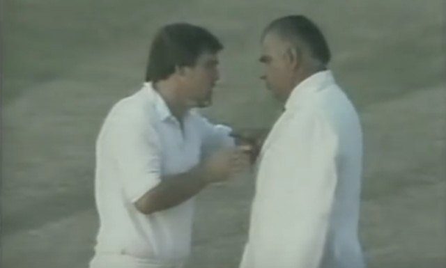 क्रिकेट में माइक गैटिंग बनाम शकूर राणा विवाद आपको याद होगा अंपायर-खिलाड़ी विवाद