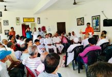 राहुल गांधी के अलावा कांग्रेस के पास दूसरा विकल्प नहींः आनंद बैठक को संबोधित करते आनंद माधव