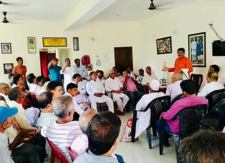 राहुल गांधी के अलावा कांग्रेस के पास दूसरा विकल्प नहींः आनंद बैठक को संबोधित करते आनंद माधव