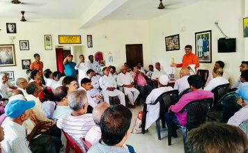 राहुल गांधी के अलावा कांग्रेस के पास दूसरा विकल्प नहींः आनंद बैठक को संबोधित करते आनंद माधव