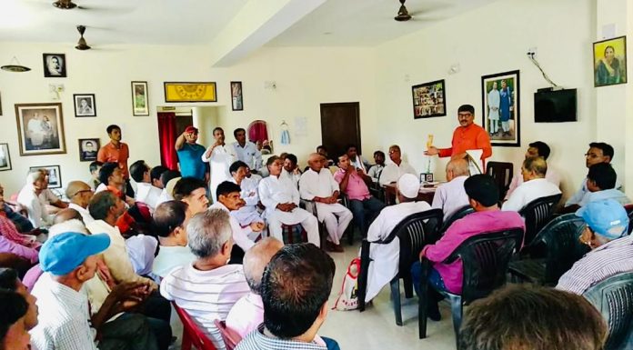 राहुल गांधी के अलावा कांग्रेस के पास दूसरा विकल्प नहींः आनंद बैठक को संबोधित करते आनंद माधव