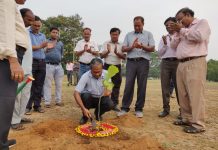 चिरेका में विश्व पर्यावरण दिवस जागरूकता रैली, वृक्षारोपण चितरंजन रेल इंजन कारखाना के गोल्फ ग्राउंड में वृक्षारोपण करते अधिकारी