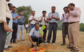 चिरेका में विश्व पर्यावरण दिवस जागरूकता रैली, वृक्षारोपण चितरंजन रेल इंजन कारखाना के गोल्फ ग्राउंड में वृक्षारोपण करते अधिकारी