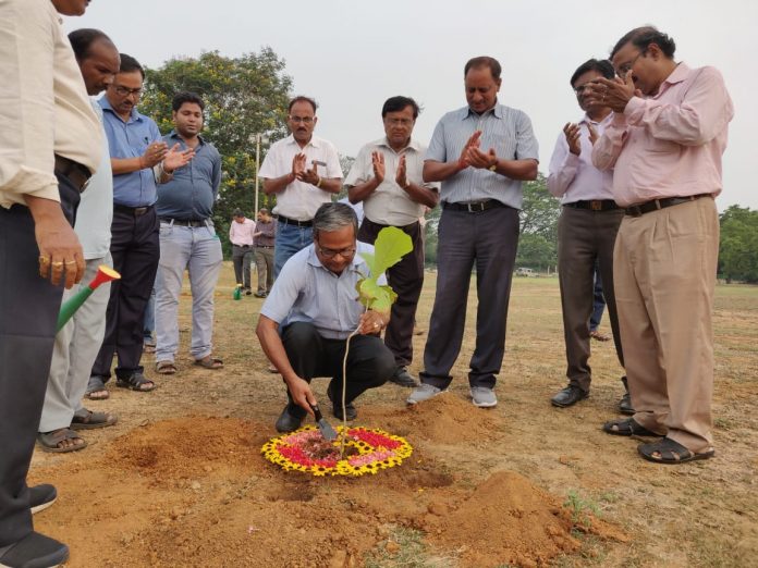 चितरंजन रेल इंजन कारखाना के गोल्फ ग्राउंड में वृक्षारोपण करते अधिकारी