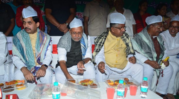 हिन्दू-मुस्लिम मिल कर करें देश व राज्य का विकासः सुशील मोदी उप मुख्यमंत्री सुशील कुमार मोदी की इफ्तार पार्टी में शामिल हुईं राजनीतिक हस्तियां