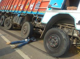 ट्रक ने बाइक सवार समेत 4 को कुचल दिया, 3 की मौत ट्रक की चपेट में आने से मौत