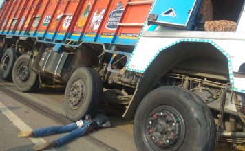 ट्रक ने बाइक सवार समेत 4 को कुचल दिया, 3 की मौत ट्रक की चपेट में आने से मौत