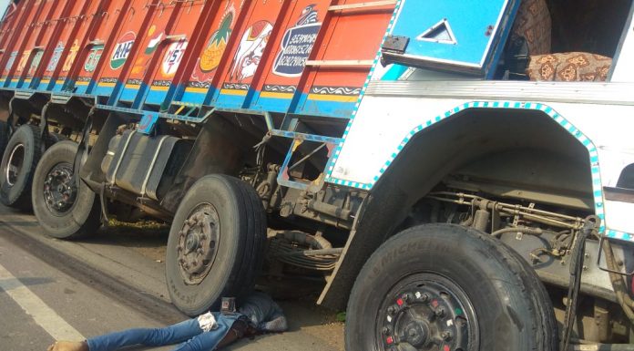 ट्रक ने बाइक सवार समेत 4 को कुचल दिया, 3 की मौत ट्रक की चपेट में आने से मौत