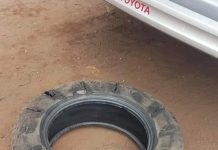 पाहन ला देवहु दस रुपया, नहीं दिया तो जान पर आफत आ गयी भीड़ में किसी ने गाड़ी के टार पर धारदार हथियार से हमला कर दिया। टायर पंक्चर