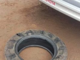 पाहन ला देवहु दस रुपया, नहीं दिया तो जान पर आफत आ गयी भीड़ में किसी ने गाड़ी के टार पर धारदार हथियार से हमला कर दिया। टायर पंक्चर