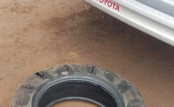 पाहन ला देवहु दस रुपया, नहीं दिया तो जान पर आफत आ गयी भीड़ में किसी ने गाड़ी के टार पर धारदार हथियार से हमला कर दिया। टायर पंक्चर