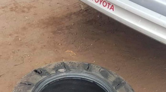 पाहन ला देवहु दस रुपया, नहीं दिया तो जान पर आफत आ गयी भीड़ में किसी ने गाड़ी के टार पर धारदार हथियार से हमला कर दिया। टायर पंक्चर