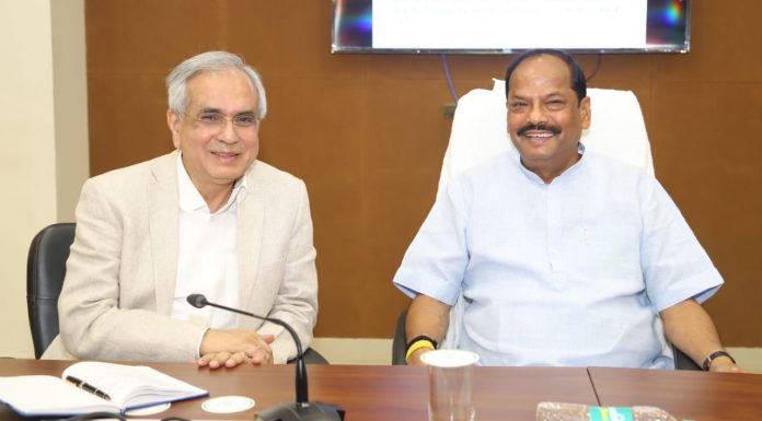 झारखंड कई मामलों में दूसरे राज्यों से आगे निकल चुका हैः सीएम मुख्यमंत्री श्री रघुवर दास की अध्यक्षता एवं नीति आयोग के उपाध्यक्ष डॉ राजीव कुमार की उपस्थिति में झारखण्ड सरकार और नीति आयोग की बैठक झारखण्ड मंत्रालय में हुई।