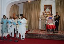 शपथ ग्रहण के साथ ही बिहार में मंत्रियों के विभाग बंट गये नये मंत्रियों को शपथ दिलाते राज्यपाल लाल जी टंडन