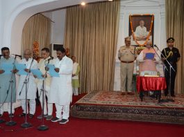 शपथ ग्रहण के साथ ही बिहार में मंत्रियों के विभाग बंट गये नये मंत्रियों को शपथ दिलाते राज्यपाल लाल जी टंडन