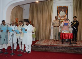 शपथ ग्रहण के साथ ही बिहार में मंत्रियों के विभाग बंट गये नये मंत्रियों को शपथ दिलाते राज्यपाल लाल जी टंडन