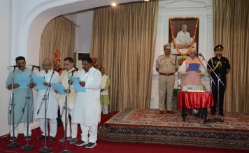 शपथ ग्रहण के साथ ही बिहार में मंत्रियों के विभाग बंट गये नये मंत्रियों को शपथ दिलाते राज्यपाल लाल जी टंडन