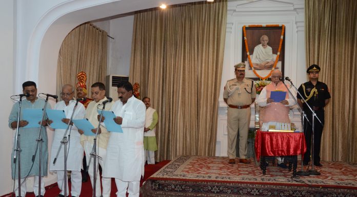 शपथ ग्रहण के साथ ही बिहार में मंत्रियों के विभाग बंट गये नये मंत्रियों को शपथ दिलाते राज्यपाल लाल जी टंडन
