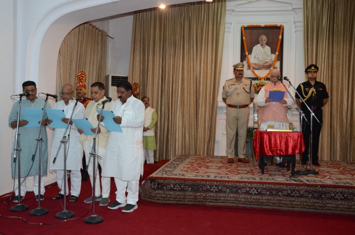 नये मंत्रियों को शपथ दिलाते राज्यपाल लाल जी टंडन