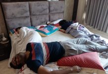 अब तक रहस्य बनी हैं पटना में कपड़ा व्यवसायी के घर 3 मौत पटना में मंगलवार को एक व्यवसायी ने पत्नी और दो बच्चों को गोली मारने के बाद खुद को गोली मार ली