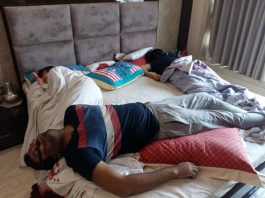 अब तक रहस्य बनी हैं पटना में कपड़ा व्यवसायी के घर 3 मौत पटना में मंगलवार को एक व्यवसायी ने पत्नी और दो बच्चों को गोली मारने के बाद खुद को गोली मार ली