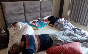 अब तक रहस्य बनी हैं पटना में कपड़ा व्यवसायी के घर 3 मौत पटना में मंगलवार को एक व्यवसायी ने पत्नी और दो बच्चों को गोली मारने के बाद खुद को गोली मार ली