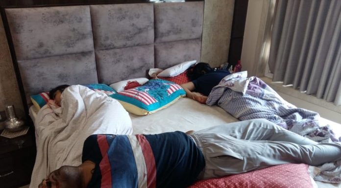 अब तक रहस्य बनी हैं पटना में कपड़ा व्यवसायी के घर 3 मौत पटना में मंगलवार को एक व्यवसायी ने पत्नी और दो बच्चों को गोली मारने के बाद खुद को गोली मार ली