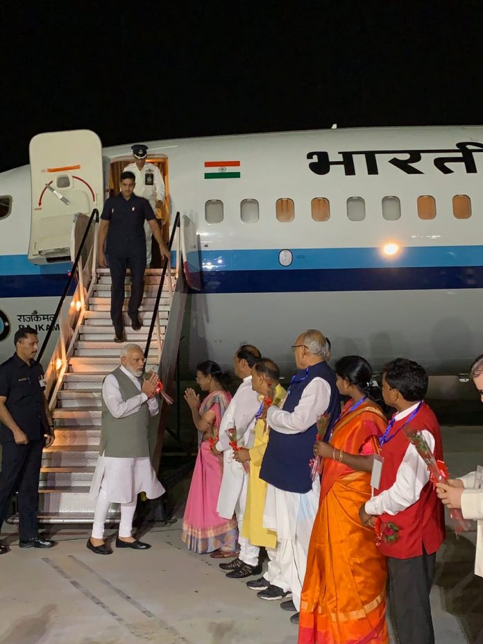 प्रधानमंत्री नरेंद्र मोदी गुरुवार की देर शाम रांची पहुंचे