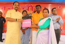 दुमका को 151 करोड़ की योजनाओं का मिला तोहफा दुमका के ढाका गांव में मुख्यमंत्री रघुवर दास जनचौपाल में शामिल हुए