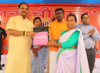 दुमका को 151 करोड़ की योजनाओं का मिला तोहफा दुमका के ढाका गांव में मुख्यमंत्री रघुवर दास जनचौपाल में शामिल हुए