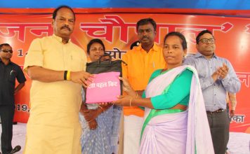 दुमका को 151 करोड़ की योजनाओं का मिला तोहफा दुमका के ढाका गांव में मुख्यमंत्री रघुवर दास जनचौपाल में शामिल हुए