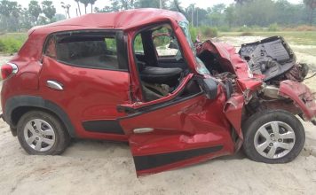 अनियंत्रित कार खड़े ट्रक से टकराई, मौके पर 4 की मौत ट्रक से टकरा कर दुर्घटनाग्रस्त हुई कार